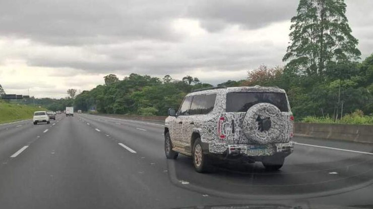 Jetour G700 é flagrado camuflado em rodovia de SP