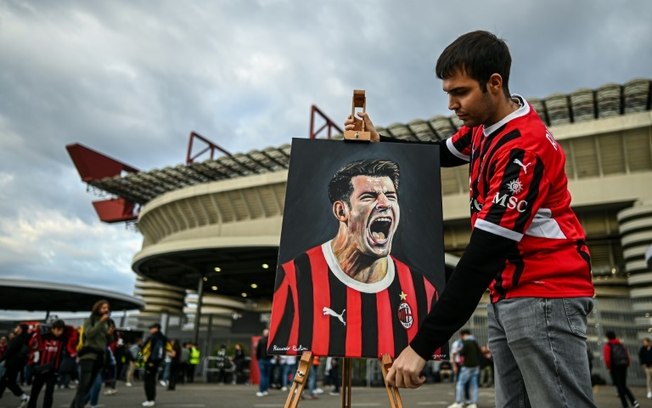 Torcedor do Milan mostra pintura do atacante Álvaro Morata nos arredores do estádio de San Siro, em Milão