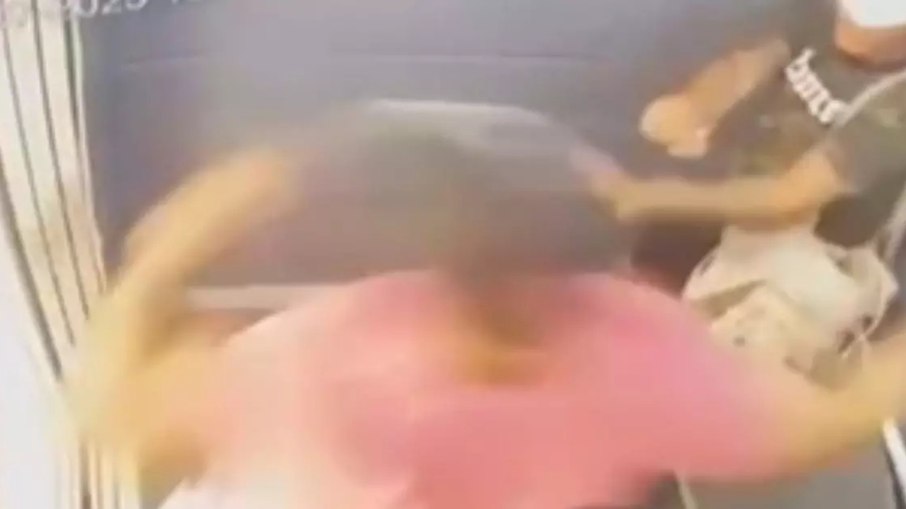Vítima escreve bilhete após agressão brutal em elevador Vítima escreve bilhete após agressão brutal em elevador