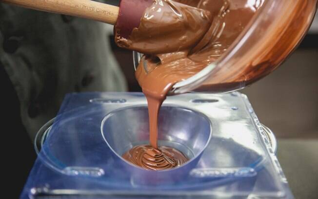 Depois de temperado, o chocolate saí muito mais fácil da forma, com seu brilho e sua textura cremosa garantidos