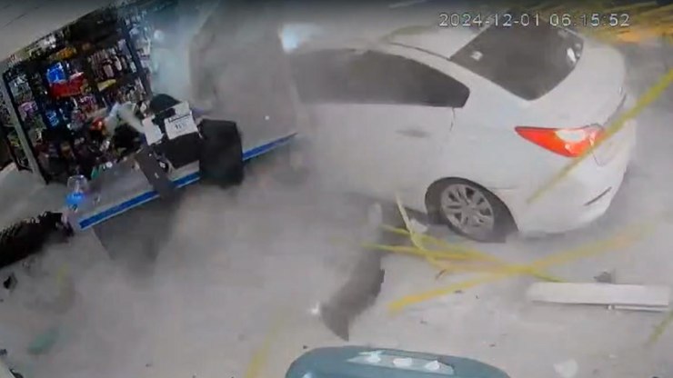 Motorista%20%C3%A9%20indiciada%20por%20tentar%20matar%207%20ao%20invadir%20loja