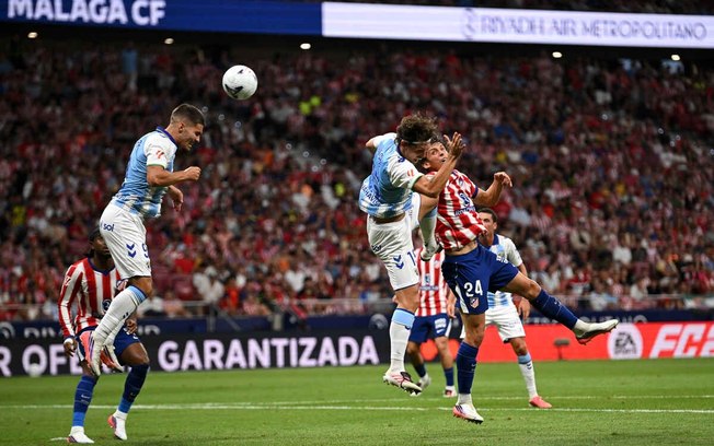 Carlos Puga, do Málaga, disputa a bola com o atleticano Dani Martinez. Colchoneros venceram por 2 a 0. Carlos Puga, do Málaga, disputa a bola com o atleticano Dani Martinez. Colchoneros venceram por 2 a 0.
