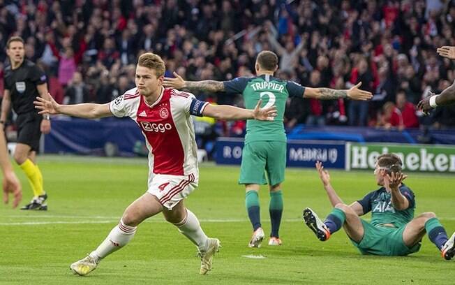 De Ligt abriu o placar para o Ajax contra o Tottenham.