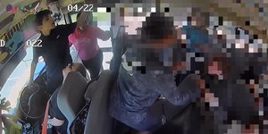VÍDEO: alunos dirigem van escolar após motorista desmaiar