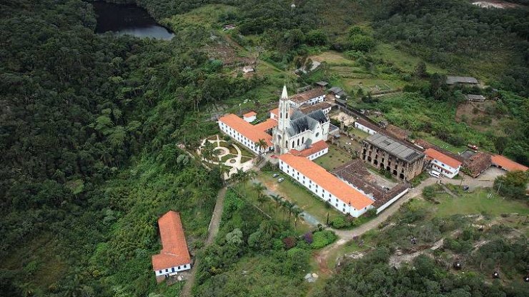 Saiba como conhecer o Santuário do Caraça viajando de trem