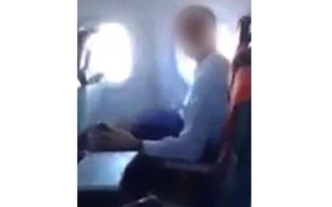 Outro passageiro do avião, muito incomodado com a situação, gravou um vídeo do homem que se masturbava