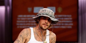 Justin Bieber compartilha foto rara do filho e emociona fãs