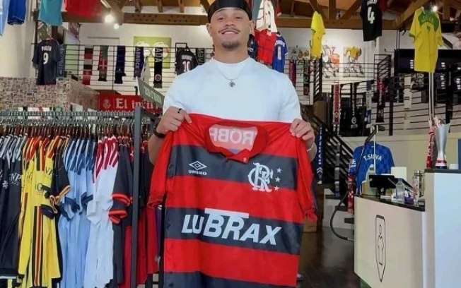 Xavi Simons aparece com camisa histórica do Flamengo em loja na Inglaterra