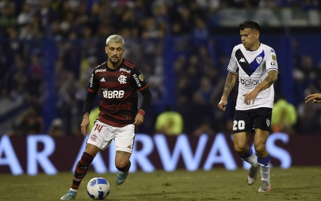 Arrascaeta será reavaliado após sofrer pancada no pé e cãibras em Flamengo x Vélez