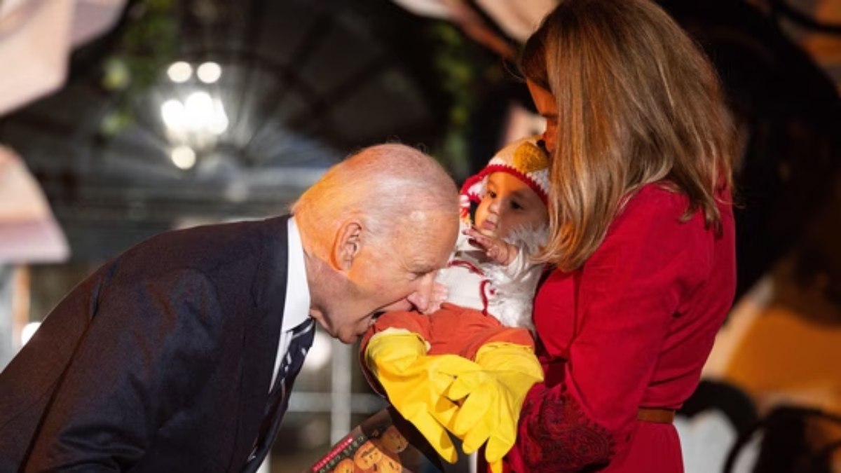 Biden faz ‘mordida’ icônica em bebê fantasiado de galinha durante evento de Halloween na Casa Branca