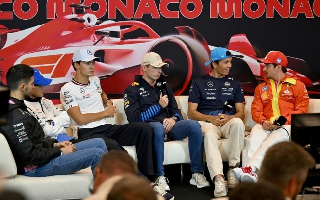 O holandês Max Verstappen (centro) durante a coletiva de imprensa desta quinta-feira em Mônaco