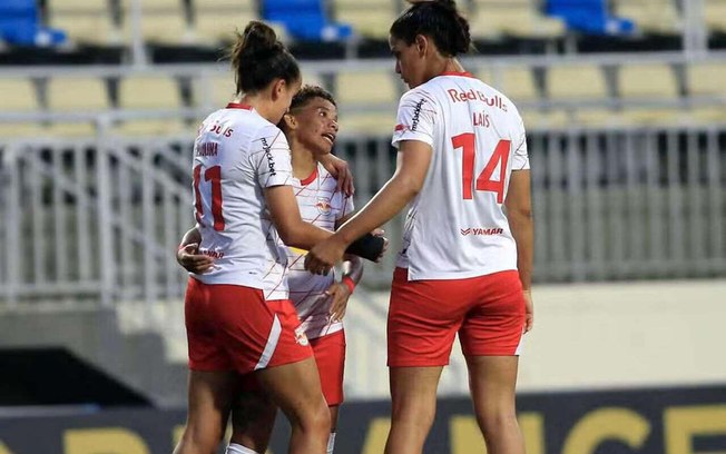 Jogadoras do Bragantino comemoram gol