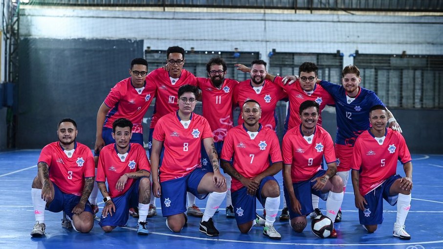 Grupo de amigos jogando basquete em uma quadra pública ao ar livre