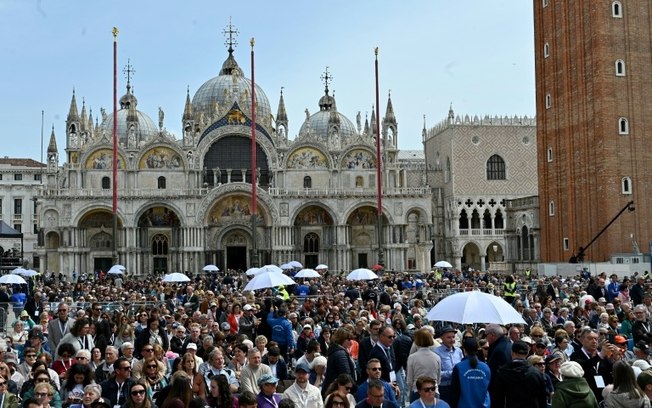 Fiéis acompanham missa com o papa Francisco em Veneza. O pontífice deixou Roma pela primeira vez em meses
