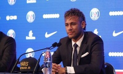 Político é acusado de favorecer o PSG após contratação de Neymar