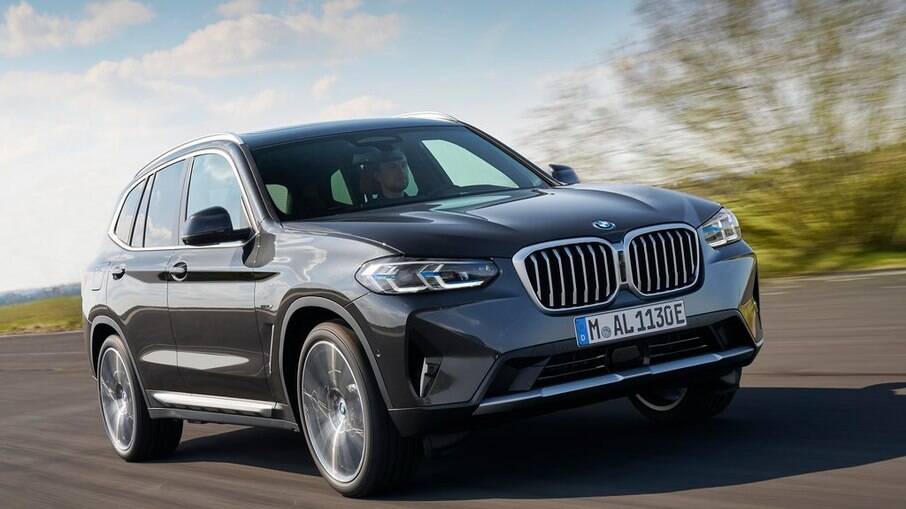 BMW X3 2022 passa a ter linhas mais arrojadas, o que inclui novos faróis e entradas de ar mais largas