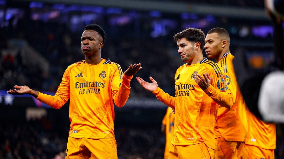 Vini Jr e seus companheiros comemorando a virada do Real Madrid Vini Jr e seus companheiros comemorando a virada do Real Madrid