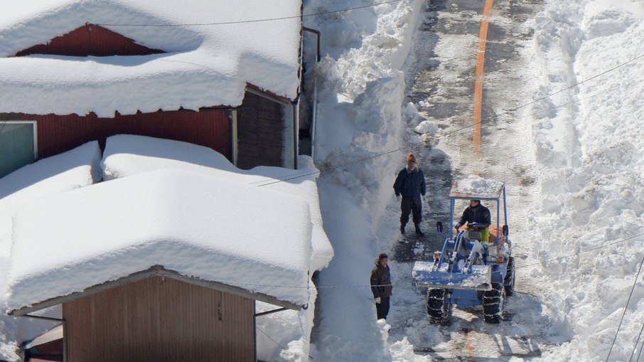 Agência da Defesa Civil do país informou que vítimas foram encontradas soterradas pela neve e outras se machucaram fatalmente tentando remover as camadas de gelo