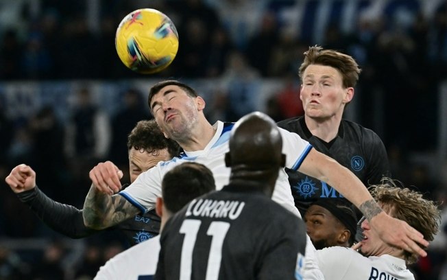 Mattia Zaccagni (C) em disputa de bola pelo alto no empate entre Lazio e Napoli em 2 a 2 neste sábado, pelo Campeonato Italiano Mattia Zaccagni (C) em disputa de bola pelo alto no empate entre Lazio e Napoli em 2 a 2 neste sábado, pelo Campeonato Italiano