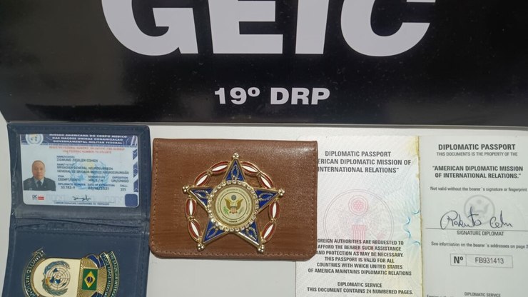 Homem%20%C3%A9%20preso%20por%20falsificar%20identidades%20e%20passaporte%20diplom%C3%A1tico