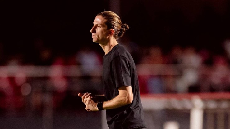 Saída de Crespo surpreende torcida, que pede Filipe Luís