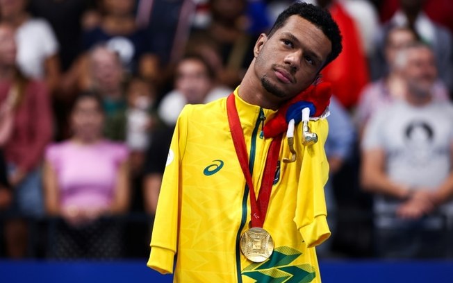 Gabrielzinho comemora a medalha de ouro após os 100 metros costas categoria S2 dos Jogos Paralímpicos de Paris