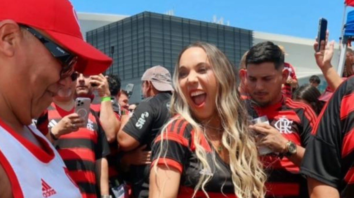 De biquíni fio-dental, Mulher Melão comemora títulos do Flamengo