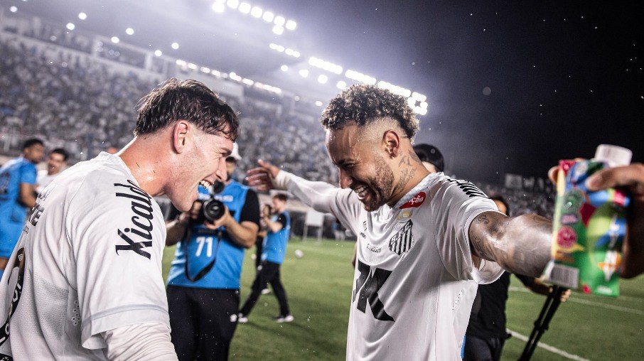 Rollheiser e Neymar comemoram vitória sobre o Palmeiras