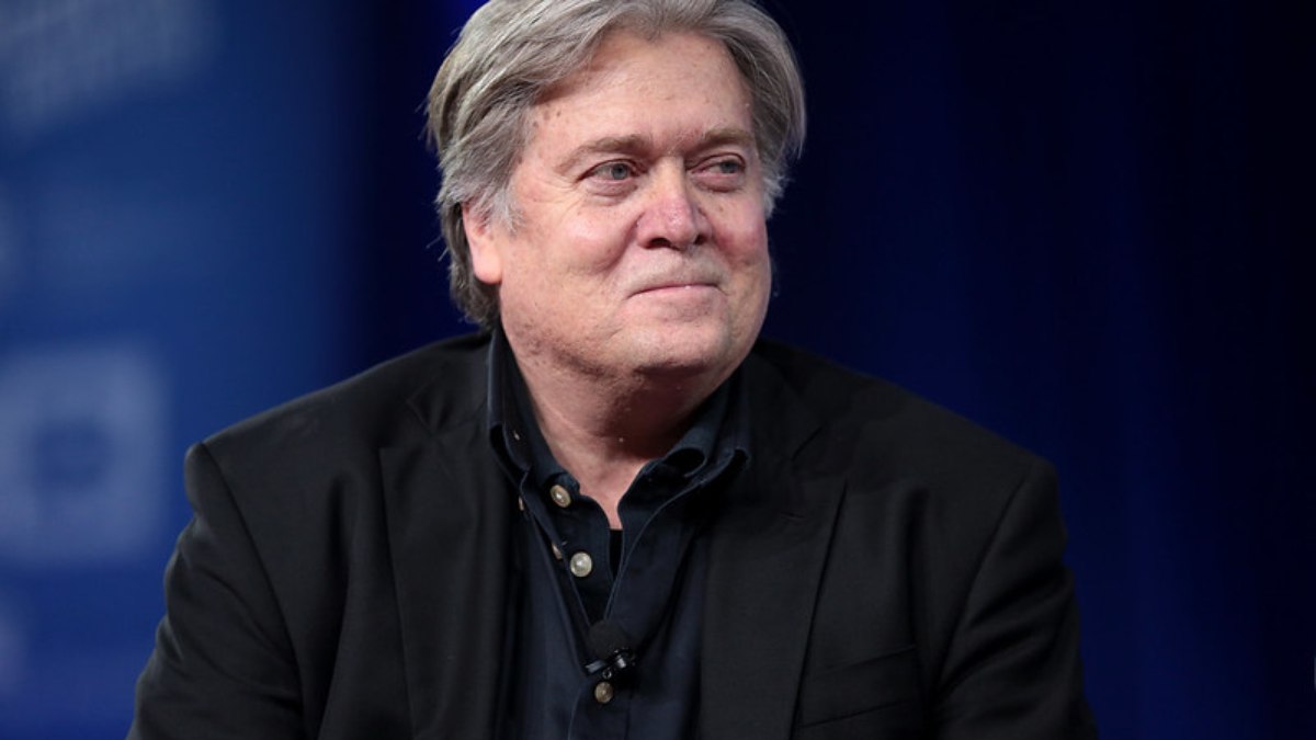 Steve Bannon foi condenado à prisão nos EUA