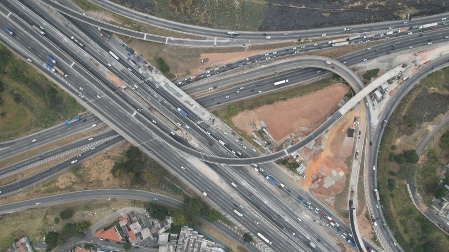 A liberação de uma das alças do novo complexo viário que conecta as rodovias Fernão Dias e Via Dutra será antecipada
