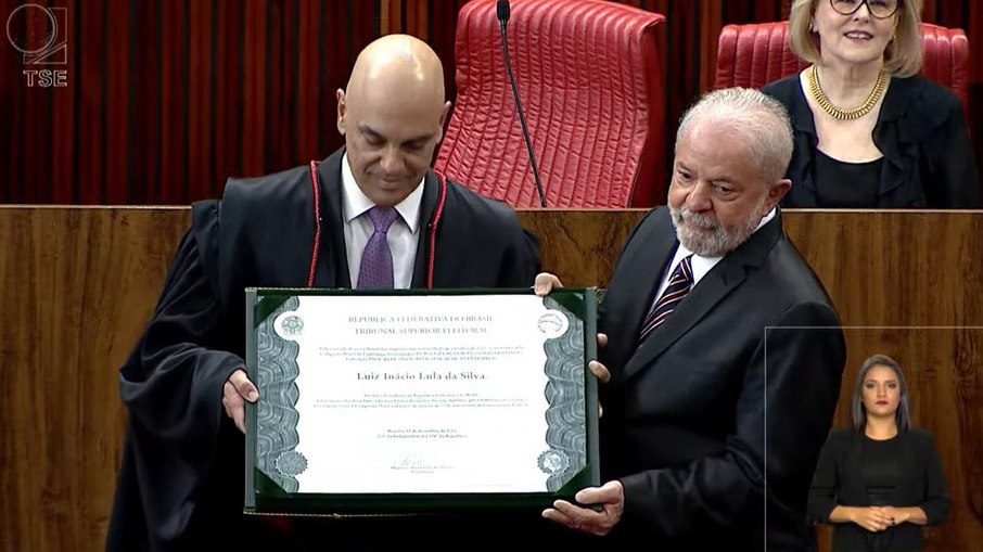 Lula recebeu o diploma de presidente eleito das mãos do ministro Alexandre de Moraes