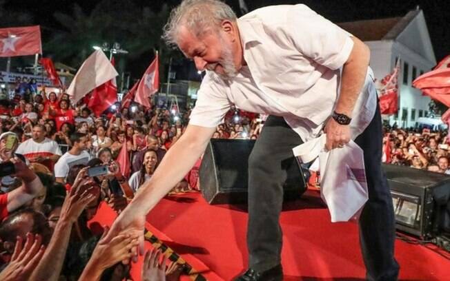 Apesar de já ter sido lançado como pré-candidato, Lula foi condenado em segunda instância a 12 anos e 1 mês de prisão 