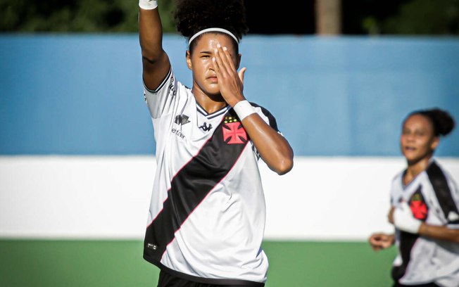 Mavi comemora ao estilo Vegetti em jogo do time feminino do Vasco