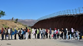 Restrições aumentam, mas migrantes seguem cruzando fronteira