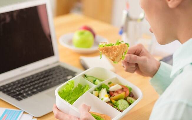 Um prato com verduras e legumes, além de encher a vista, ajudam qualquer um a ter uma alimentação saudável