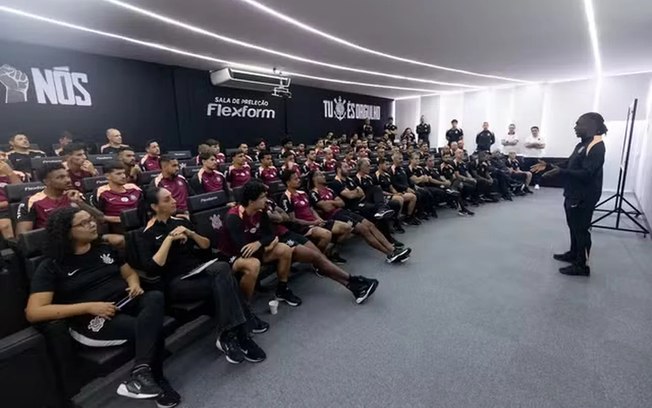 Seedorf com o diretor executivo Marcelo Paz