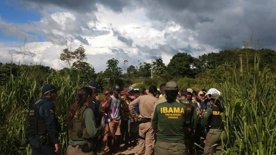Profissionais do Ibama durante ação na Amazônia
