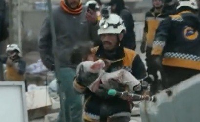 Criança é resgatada com vida após terremoto na Síria
