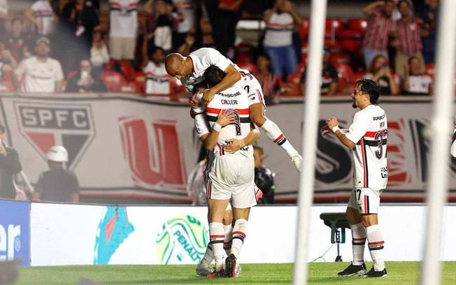 Calleri comemora um de seus dois gols na vitória do São Paulo sobre o Vitória Calleri comemora um de seus dois gols na vitória do São Paulo sobre o Vitória