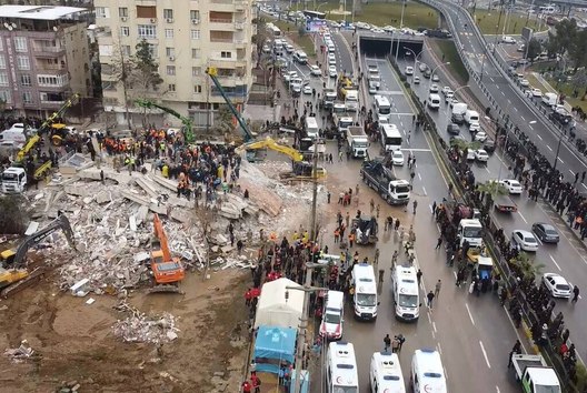 Forte terremoto mata mais de 2,3 mil pessoas na Turquia e na Síria