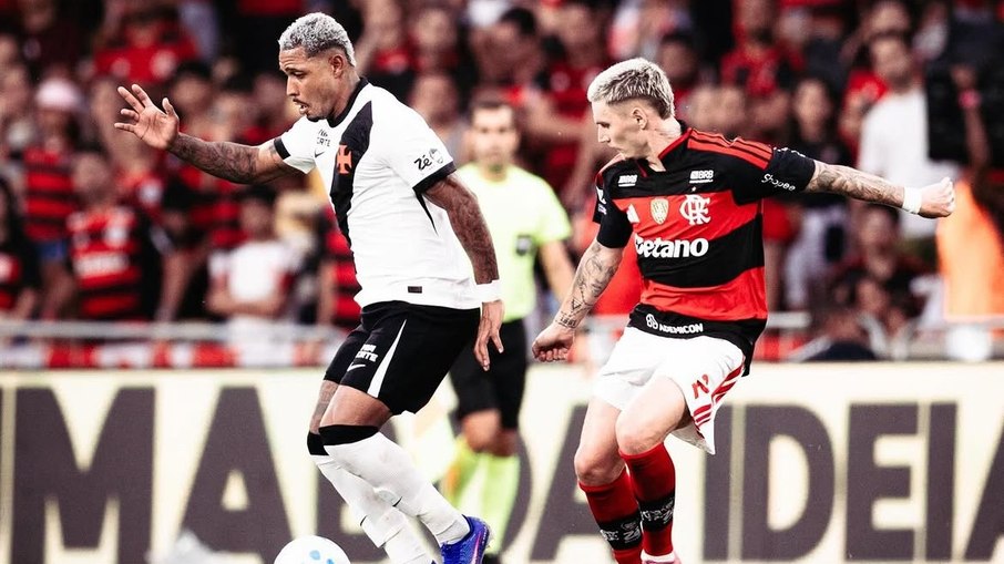 David, atacante do Vasco, em duelo contra o Flamengo pelo Campeonato Brasileiro