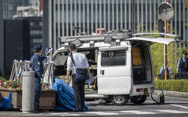 Oficiais investigam veículo suspeito perto da residência oficial do premier japonês, no centro de Tóquio