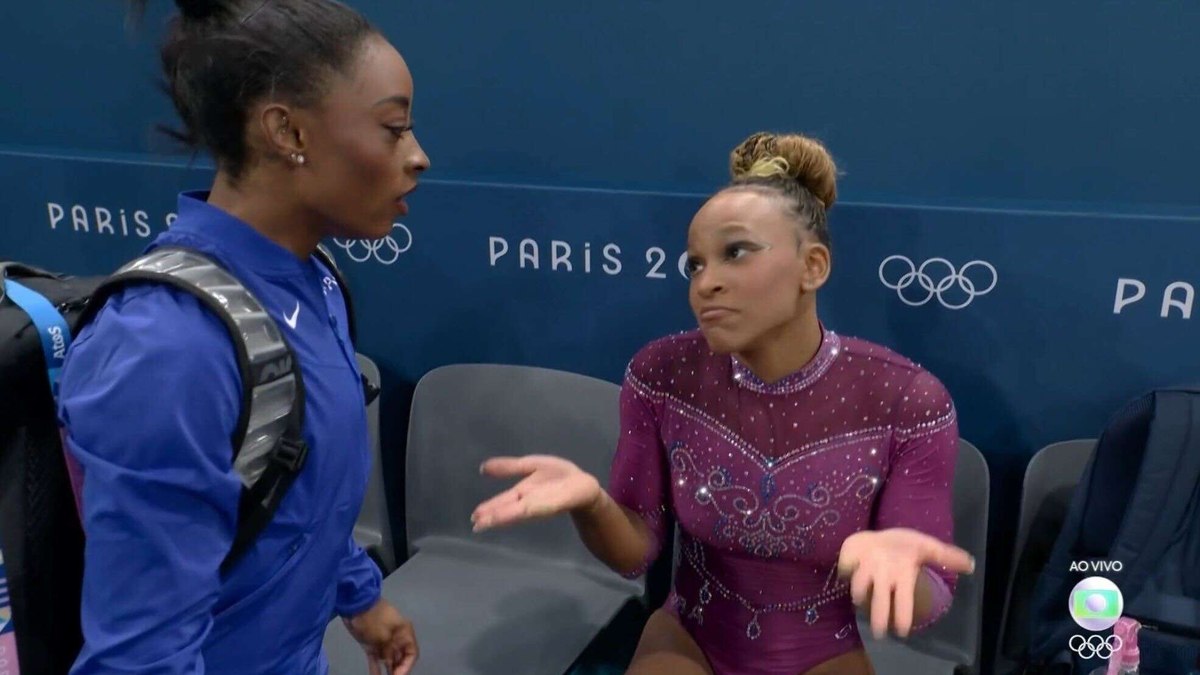 Rebeca Andrade e Simone Biles conversam após final da trave