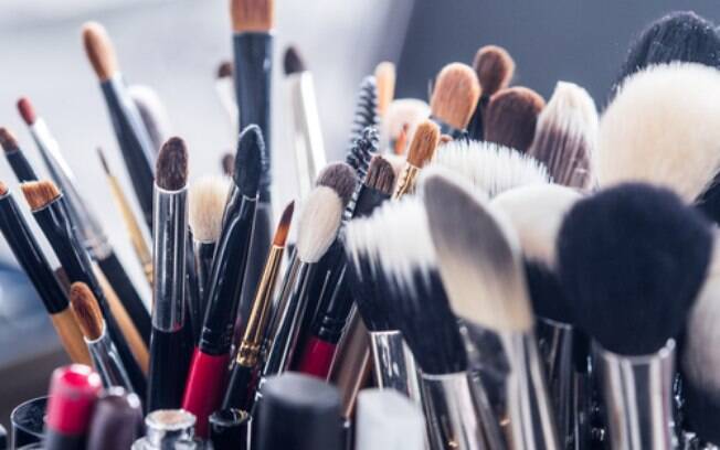 Limpar os pincéis é essencial para a higiene e durabilidade dos utensílios de maquiagem