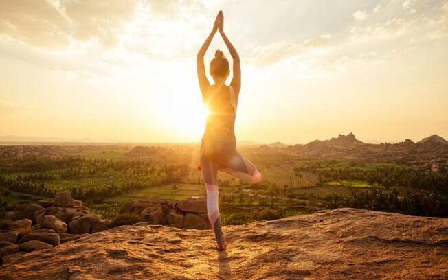 Saudação ao Sol: aprenda essa sequência completa do yoga Saudação ao Sol: aprenda essa sequência completa do yoga