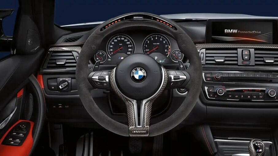 O volante da BMW M Performance Parts traz uma tela com dados como indicador de marcha, velocidade e força G