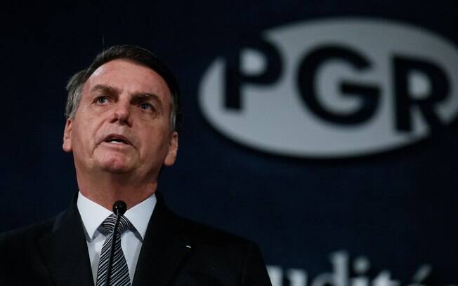 Na posse de Aras, Bolsonaro pede que procuradores alertem governo caso vejam algo errado