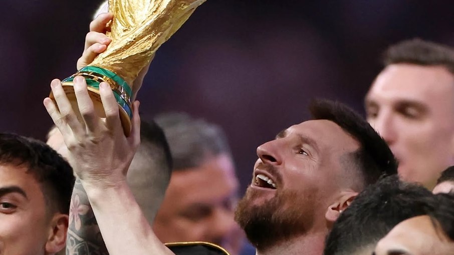 Messi levantando a taça de campeão do mundo Messi levantando a taça de campeão do mundo