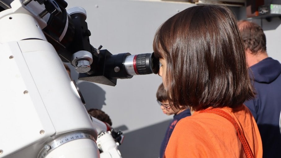 Bethânia, 7 anos, observa o Sol no Polo Astronômico de Amparo