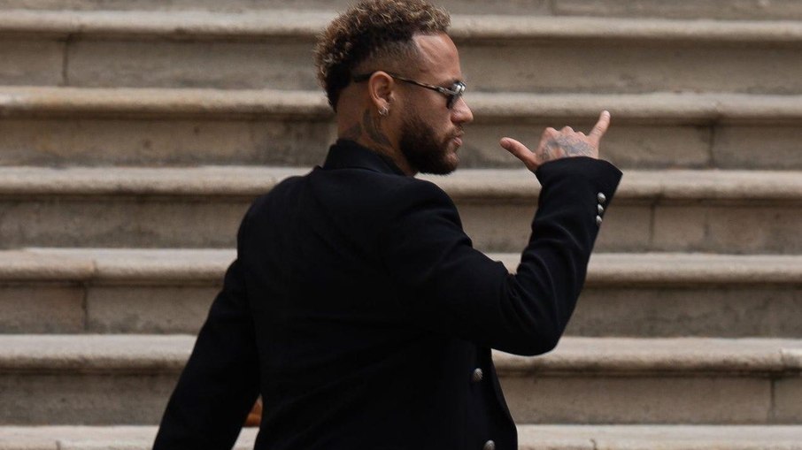 Neymar compareceu ao tribunal em Barcelona